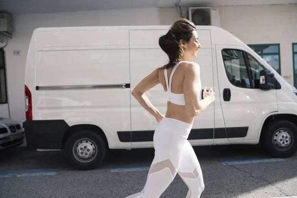 Chica Corriendo Por Calle —  Fotos de Stock