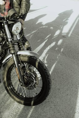 Motosiklet kapalı yolda olan adam