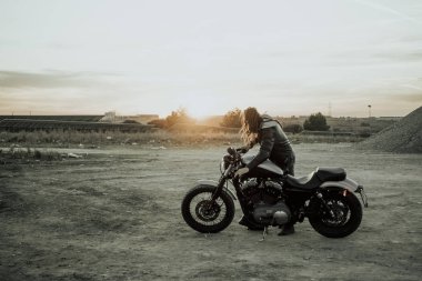 Motosiklet kapalı yolda olan adam