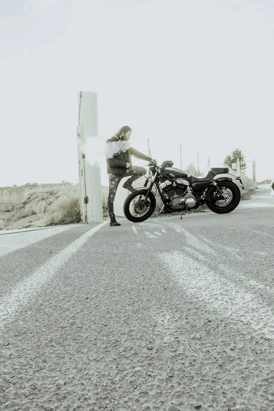 Homem Com Motocicletas Estrada — Fotografia de Stock