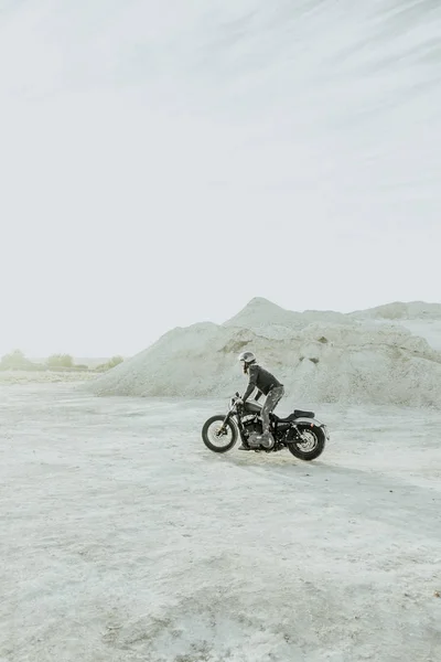 Hombre Con Motocicletas Carretera — Foto de Stock