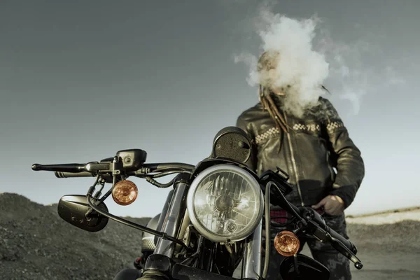 Homme Fumant Avec Des Motos Sur Route Hors — Photo