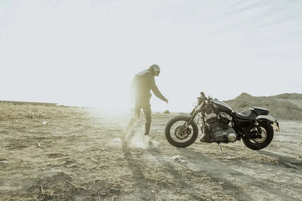 オフロードのオートバイを持つ男 — ストック写真