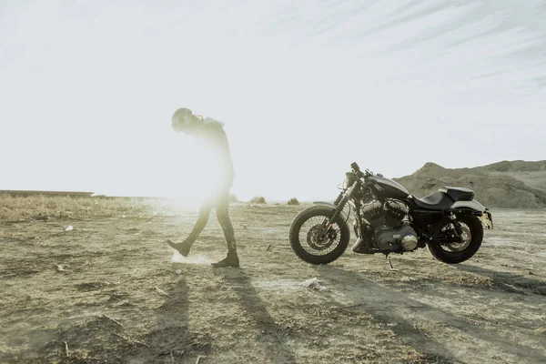 オフロードのオートバイを持つ男 — ストック写真