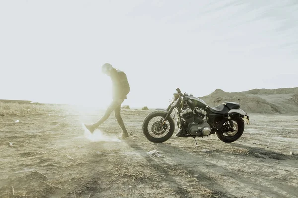 Homme Avec Des Motos Sur Route — Photo