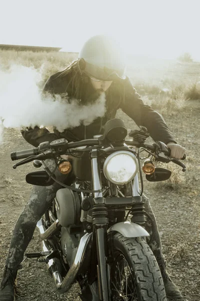 Hombre Fumando Con Motocicletas Carretera — Foto de Stock