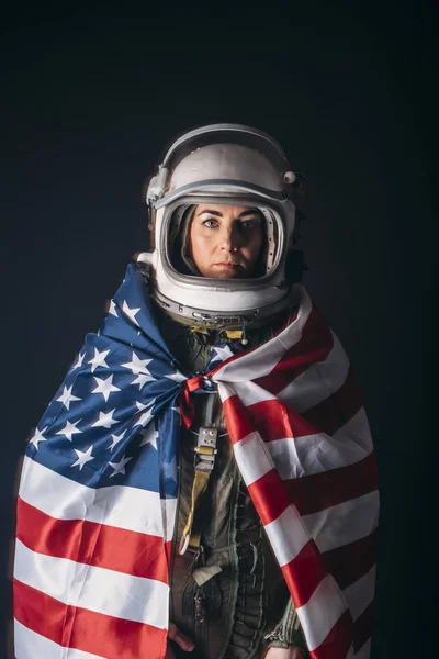 Mujer Joven Astronauta Con Casco Bandera — Foto de Stock