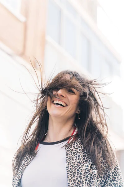 Hermosa Morena Feliz Sonriendo Aire Libre Calle Ciudad — Foto de Stock