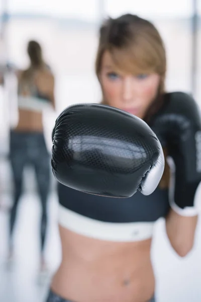 Mulher Com Luvas Boxe Ginásio — Fotografia de Stock