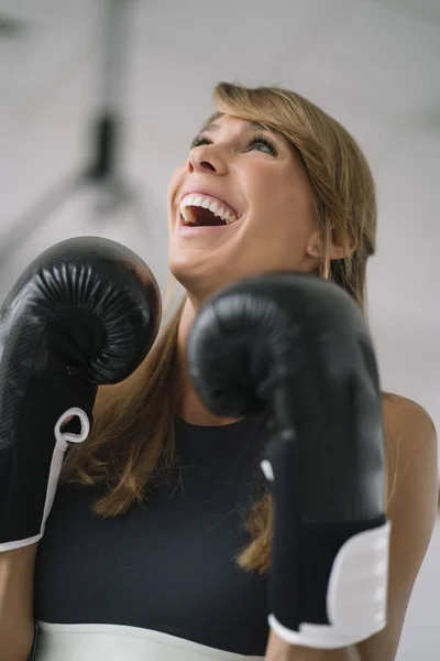 Femme Avec Des Gants Boxe Gymnase — Photo