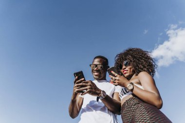 İki mutlu arkadaş sokağın ortasında belgili tanımlık hareket eden kullanma. Dostluk kavramı.