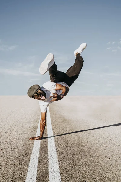 African man practicing break dance in the road. — Stock Photo, Image