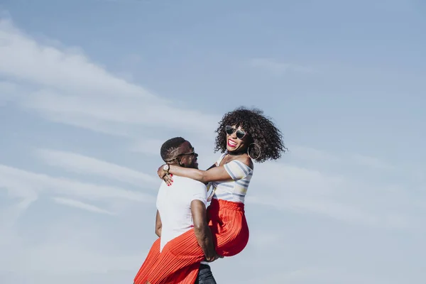 ロマンチックな瞬間を持っているアフロの若いカップル — ストック写真