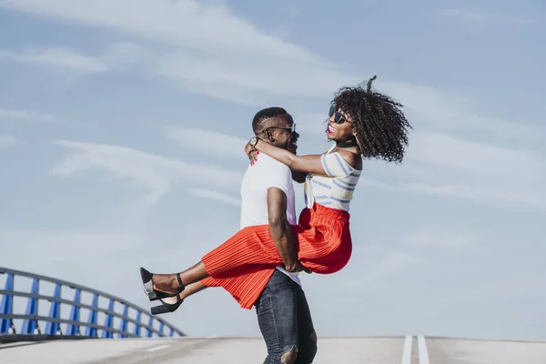 Афро молода пара маючи романтичні моменти — стокове фото