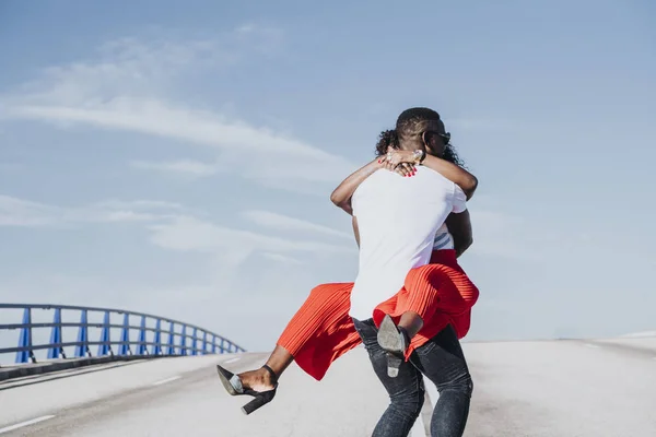 Miután a romantikus pillanatokat afro fiatal pár — Stock Fotó