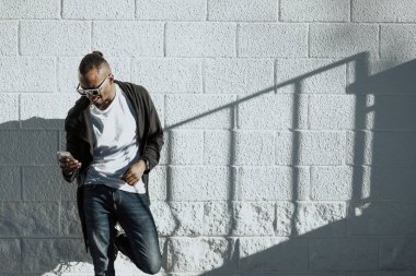 Cep telefonunu kullanan yakışıklı afro adam portresi.