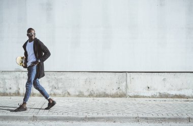 Afrika delikanlı sokakta kaykay ile eğleniyor