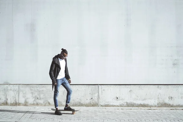 Jovem homem africano se divertindo com skate na rua — Fotografia de Stock