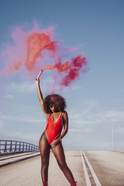 Kızıl duman bombasıyla genç afro kadın