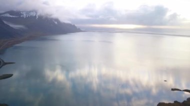 İzlanda kıyı şeridi kayalık karlı dağlarla çevrili güzel hava video
