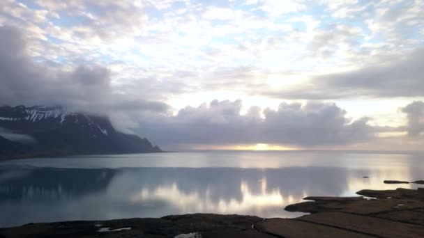 Hermoso Vídeo Aéreo Costa Islandia Rodeado Montañas Nevadas Rocosas — Vídeo de stock