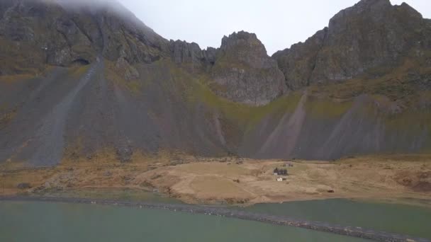 Hermoso Vídeo Aéreo Costa Islandia Rodeado Montañas Nevadas Rocosas — Vídeos de Stock