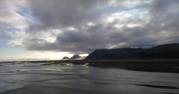 Vackra Flygbilder Video Island Kustlinje Omgiven Rocky Snöiga Berg — Stockvideo