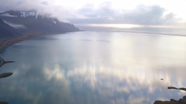 Hermoso Vídeo Aéreo Costa Islandia Rodeado Montañas Nevadas Rocosas — Vídeos de Stock