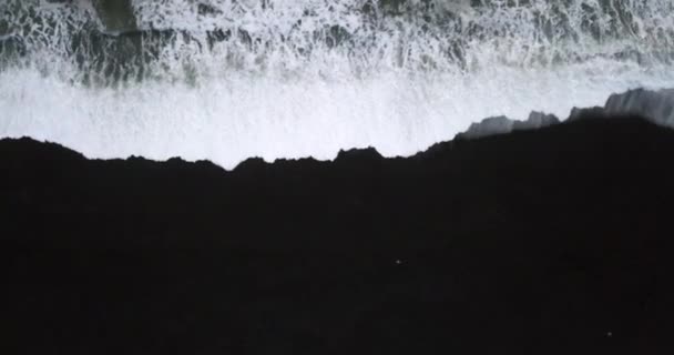 Bellissimo Video Aereo Della Costa Islandese Onda Sulla Spiaggia Nera — Video Stock