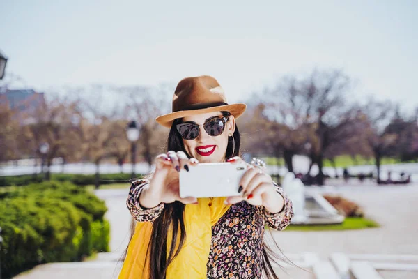 Auto-retrato de bela jovem com celular. Conceito de Selfie . — Fotografia de Stock