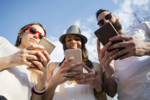 Grupo de amigos na rua com smartphone — Fotografia de Stock