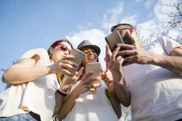 Grupo de amigos na rua com smartphone — Fotografia de Stock