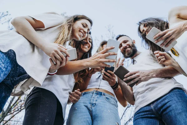 Grupo de cinco amigos na rua com smartphone — Fotografia de Stock