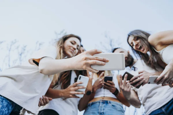 Grupo de cinco amigos na rua com smartphone — Fotografia de Stock