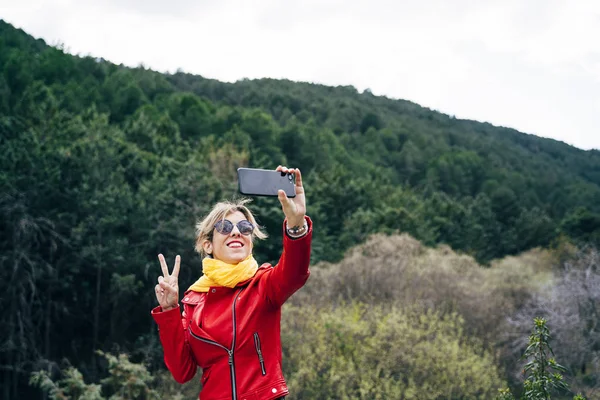 Mulher com smartphone na natureza — Fotografia de Stock