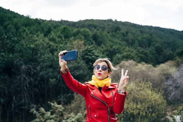 Mulher com smartphone na natureza — Fotografia de Stock