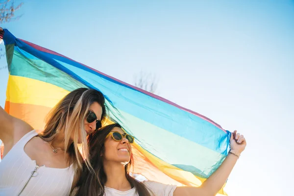 커플 레즈비언 여자 와 게이 프라이드 플래그 에 the 거리 — 스톡 사진