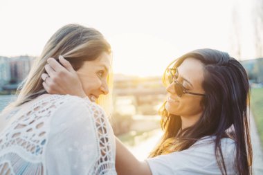 Sokakta çift lezbiyen kadın