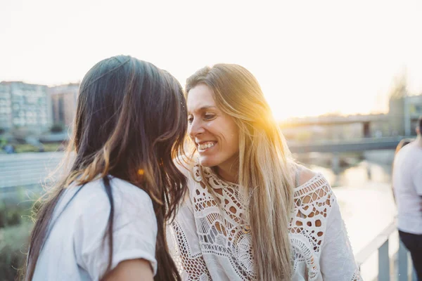 Coppia donna lesbica per strada — Foto Stock