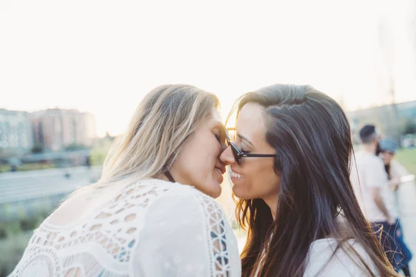 Paar lesbische vrouw op straat — Stockfoto