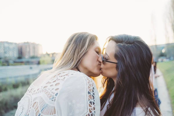 Couple lesbian woman on the street — Stock Photo, Image