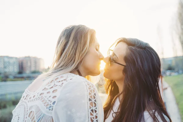 Couple lesbian woman on the street — Stock Photo, Image