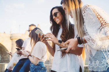 Akıllı telefonda medya izleyen arkadaş grubu