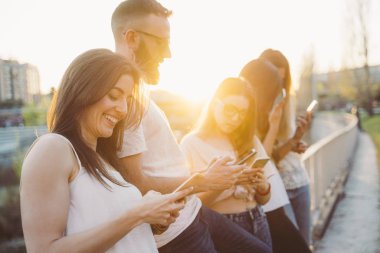 Akıllı telefonda medya izleyen arkadaş grubu