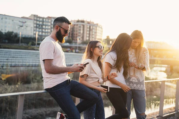 Gruppo di amici che guardano media su uno smartphone — Foto Stock