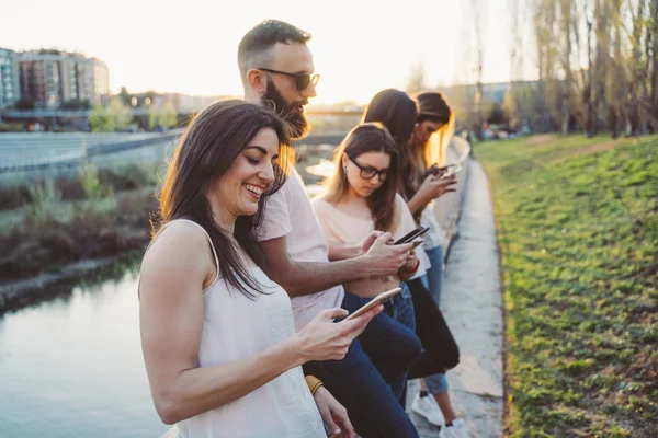 Grup de prieteni care urmăresc media pe un smartphone — Fotografie, imagine de stoc