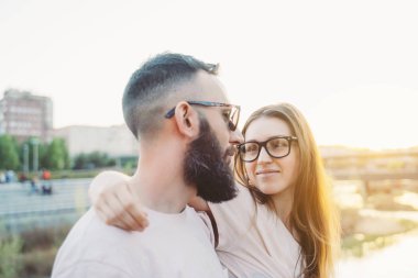 Bahar doğada eğleniyor birkaç kucaklayan Loving