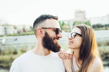 Bahar doğada eğleniyor birkaç kucaklayan Loving