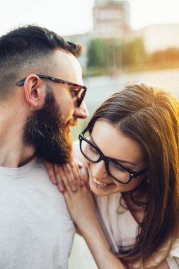 Bahar doğada eğleniyor birkaç kucaklayan Loving