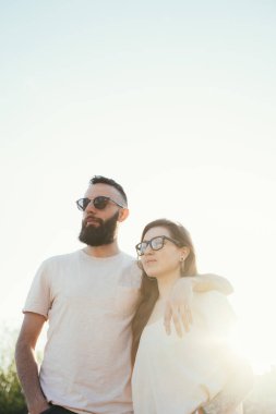 Bahar doğada eğleniyor birkaç kucaklayan Loving